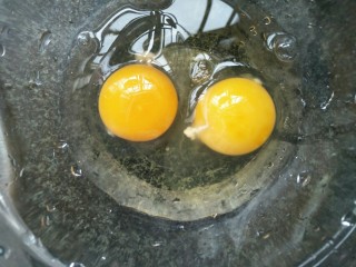 1、芝士泡面,鸡蛋打入盘中