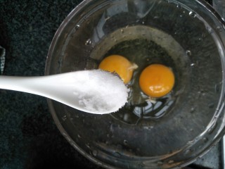 2、芝士泡面,加入盐