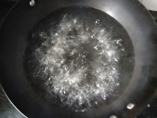 6、芝士泡面,水放入锅中煮沸