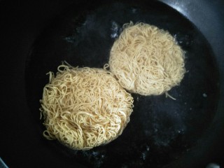 7、芝士泡面,放入泡面