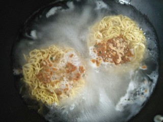 8、芝士泡面,放入泡面调料