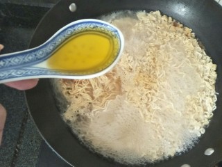 9、芝士泡面,放入油