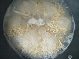 10、芝士泡面,煮到面自然散开变软。