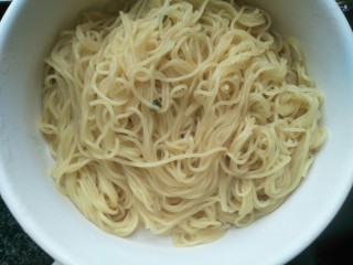 11、芝士泡面,将煮软的面捞起放入烤盘中。