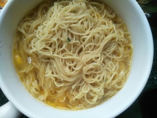 12、芝士泡面,倒入蛋液