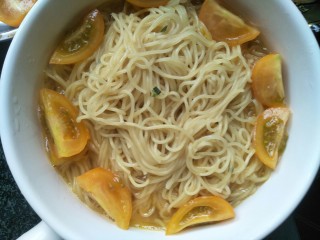 13、芝士泡面,放入小蕃茄。