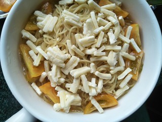 14、芝士泡面,表面铺上芝士。