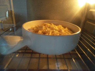 15、芝士泡面,放入预热好的160度烤箱烤6分钟。烤箱湿温度时间根据自家烤箱调整。