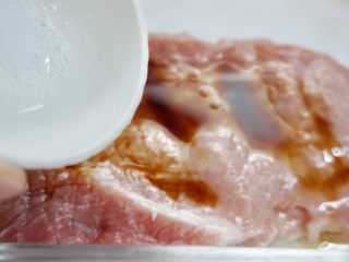 2、爆浆黄金芝士猪排,加入盐