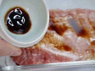 3、爆浆黄金芝士猪排,加入蚝油