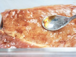 4、爆浆黄金芝士猪排,充分腌制片刻