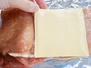 5、爆浆黄金芝士猪排,把腌制好的猪排装入两片芝士