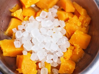 3、口感超赞的黄金红薯球,趁热加入冰糖。