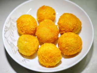 10、口感超赞的黄金红薯球,捞出控油即可。