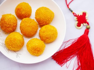 12、口感超赞的黄金红薯球,颜色超漂亮。