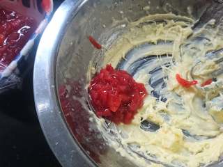 3、草莓小饼干,打发黄油，加入小勺草莓酱将黄油打发至粉红色