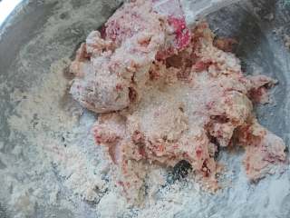 5、草莓小饼干,小心拌匀并加入蛋黄白糖