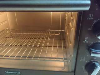 7、草莓小饼干,烤箱上下火180°预热十分钟