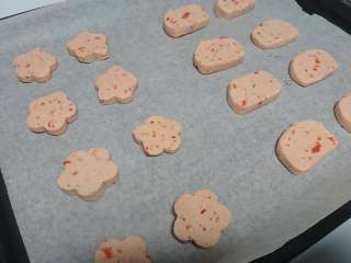 8、草莓小饼干,放入塑形好的饼干