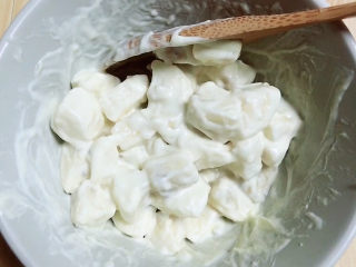 6、水果披萨,将香蕉与沙拉酱搅拌均匀。