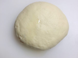 8、水果披萨,现在开始制作披萨饼底。倒一些橄榄油，防止面团粘菜板。