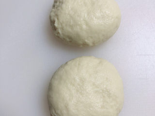 9、水果披萨,将面团分成2份，分别揉成光滑面团。