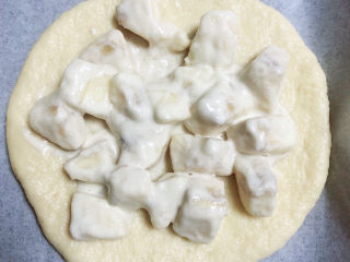 11、水果披萨,先将香蕉块儿放在披萨饼底上。