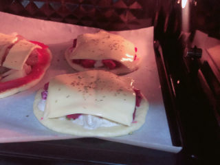 14、水果披萨,将烤盘放入烤箱中，180度烤15分钟。