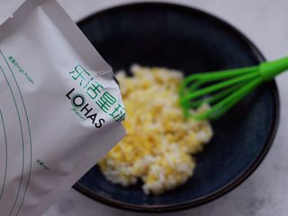 4、低脂杂粮谷物时蔬饼,加入一包谷物固体饮料，倒入碗中。