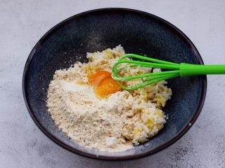 5、低脂杂粮谷物时蔬饼,碗里打散两枚鹌鹑蛋。