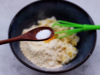 6、低脂杂粮谷物时蔬饼,再加入盐调味。