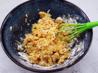 9、低脂杂粮谷物时蔬饼,用手抽打至均匀且无干粉。