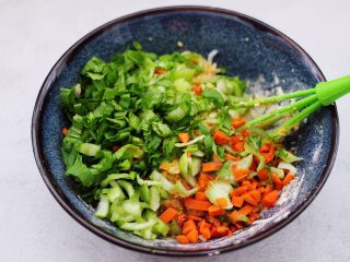 10、低脂杂粮谷物时蔬饼,这个时候加入切碎的小油菜和胡萝卜碎。