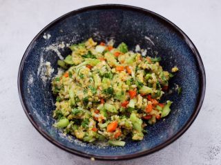 11、低脂杂粮谷物时蔬饼,把所有的食材搅拌均匀即可。