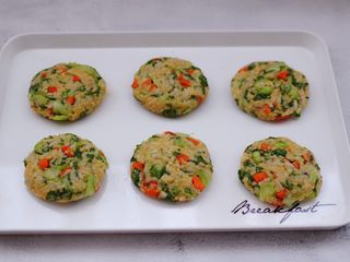 13、低脂杂粮谷物时蔬饼,依次做好所有的饼胚。