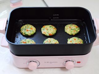 14、低脂杂粮谷物时蔬饼,锅烧热后，放入做好的饼胚。