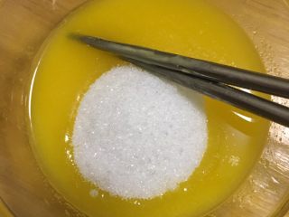 3、巧克力软曲奇????（趣多多）,3️⃣ 黄油中加入白糖和盐，搅拌均匀（白糖量太多，不能完全融化的）