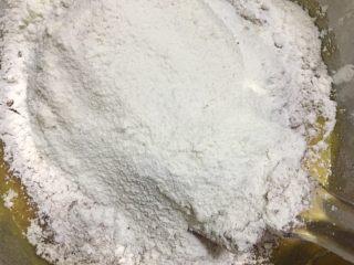 5、巧克力软曲奇????（趣多多）,5️⃣ 筛入低筋面粉、小苏打和可可粉，用刮刀搅拌均匀。