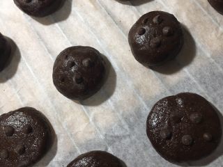 11、巧克力软曲奇????（趣多多）,1️⃣1️⃣ 每个表面沾上适量的巧克力豆点缀。