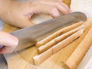 1、芝士火腿三明治,吐司片切掉四边，不切也可以????