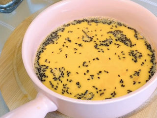 3、芝士火腿三明治,搅拌均匀