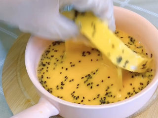 4、芝士火腿三明治,取一张吐司片，两面都裹上鸡蛋液