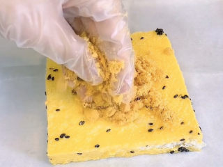 6、芝士火腿三明治,第一层吐司片上铺上一层肉松