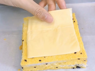 7、芝士火腿三明治,再铺上第二片吐司片，再来一片芝士片