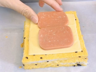 8、芝士火腿三明治,芝士片上放两片火腿片