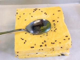 9、芝士火腿三明治,盖上最后一片吐司片，用勺子在吐司片上压一个坑