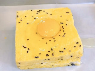 10、芝士火腿三明治,在坑上打上一颗鸡蛋