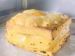 12、芝士火腿三明治,入烤箱上下火200度，烤15分钟，美味即成