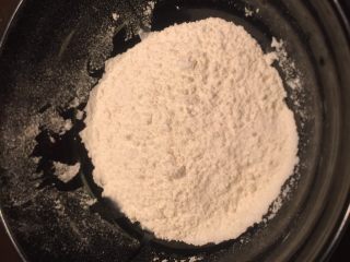 1、辣椒香葱午餐肉鸡蛋卷饼,面粉放入大碗。