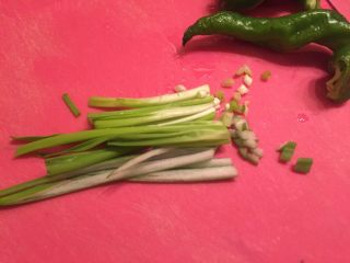 3、辣椒香葱午餐肉鸡蛋卷饼,香葱,辣椒洗净